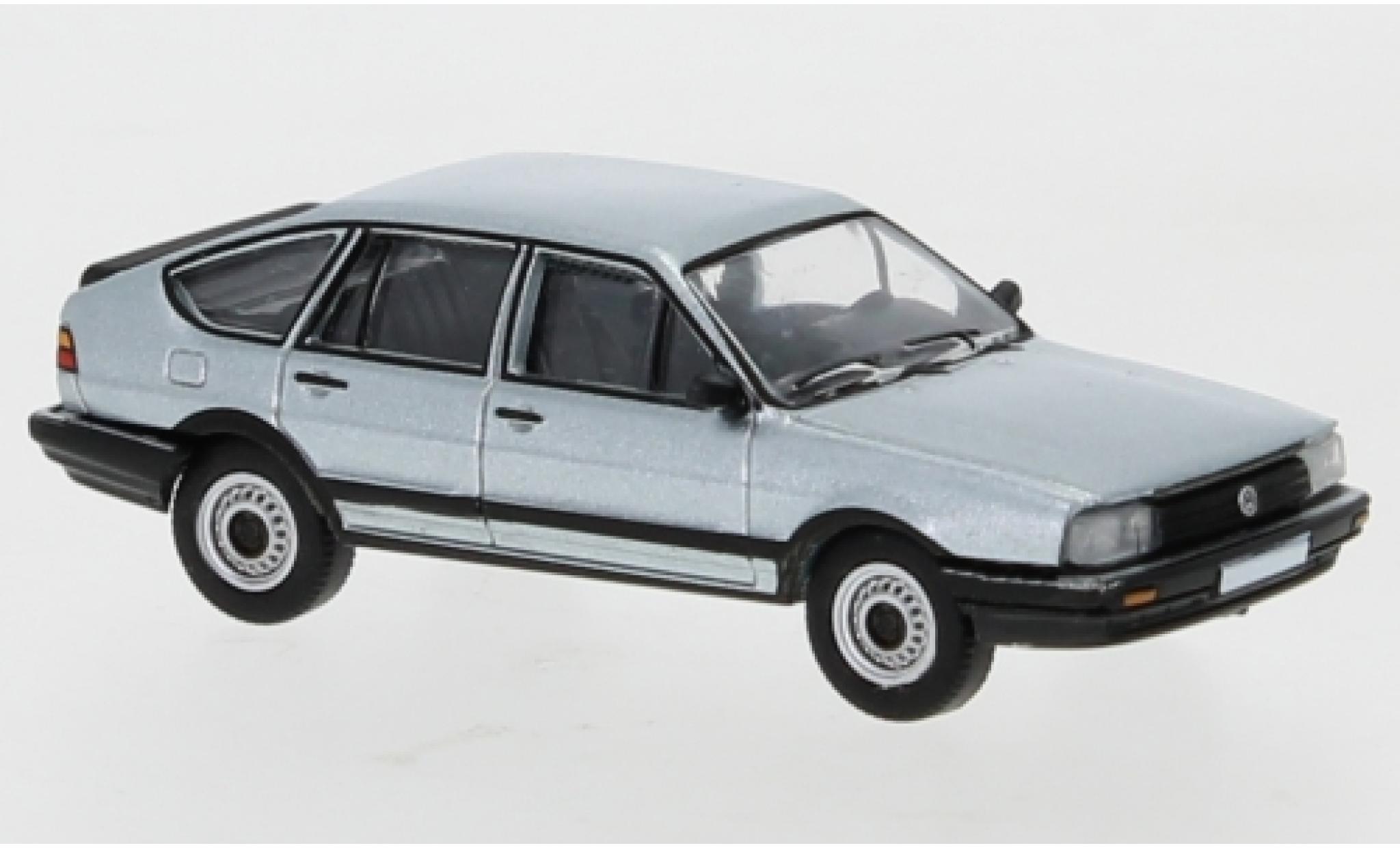 Volkswagen Passat 1/87 PCX87 B2 grijs 1985 modelauto