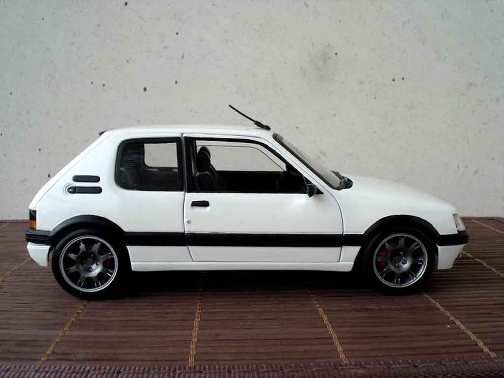 Peugeot 205 GTI wit jantes pts 1/18 Solido