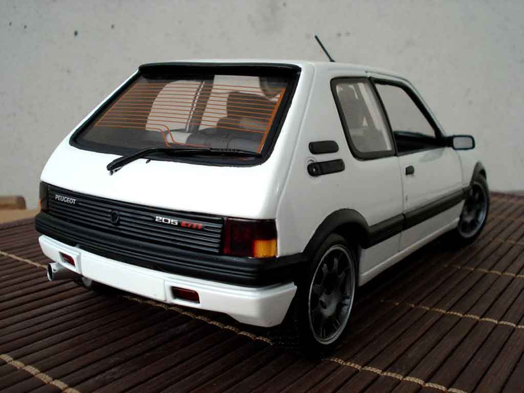 Peugeot 205 GTI wit jantes pts 1/18 Solido