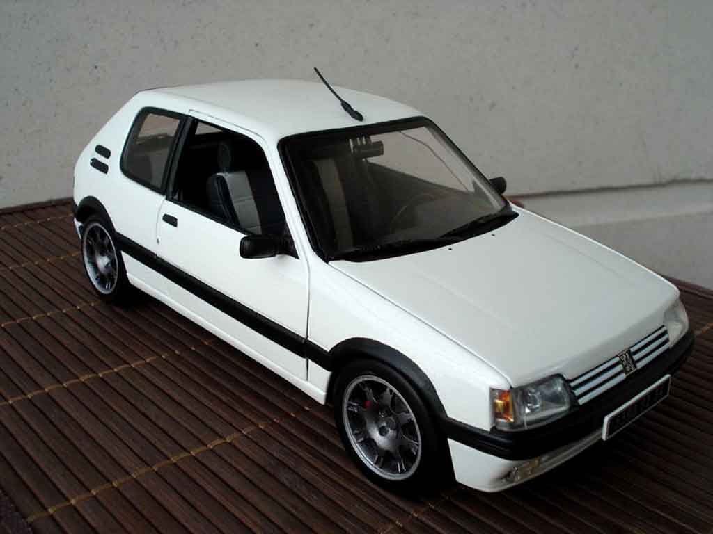Peugeot 205 GTI wit jantes pts 1/18 Solido
