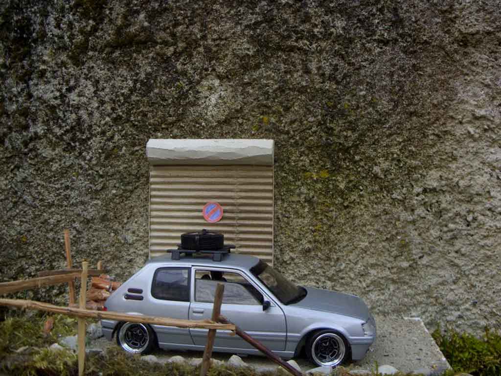Peugeot 205 GTI grijs german look 1/18 Solido