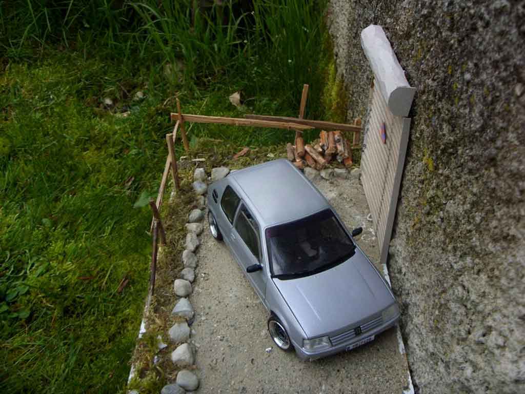 Peugeot 205 GTI grijs german look 1/18 Solido