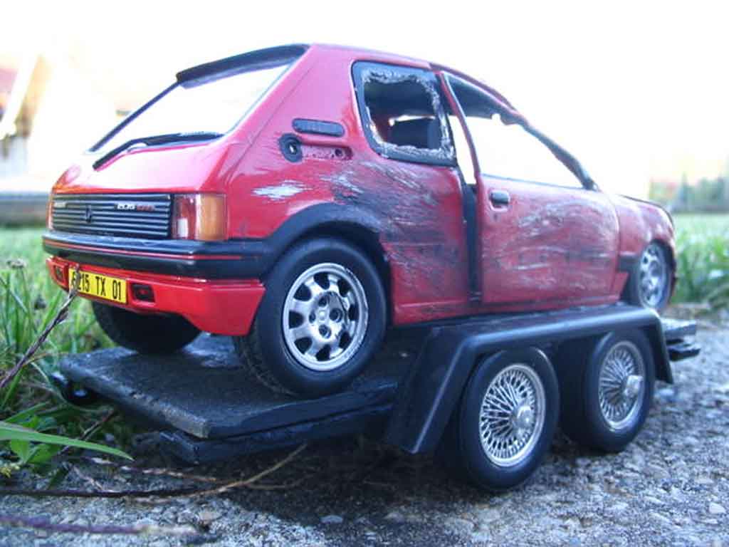 Peugeot 205 GTI 1.9 Rouge Vallelunga rood accidentee 1/18 Solido