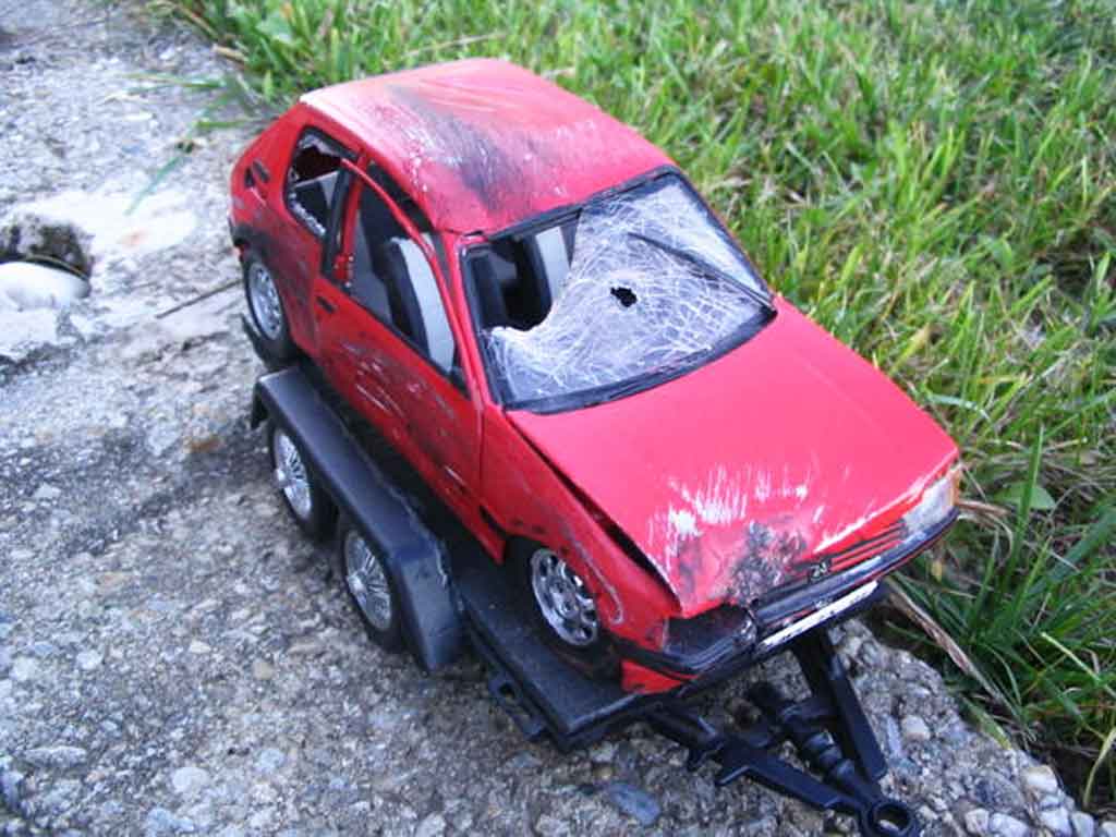 Peugeot 205 GTI 1.9 Rouge Vallelunga rood accidentee 1/18 Solido