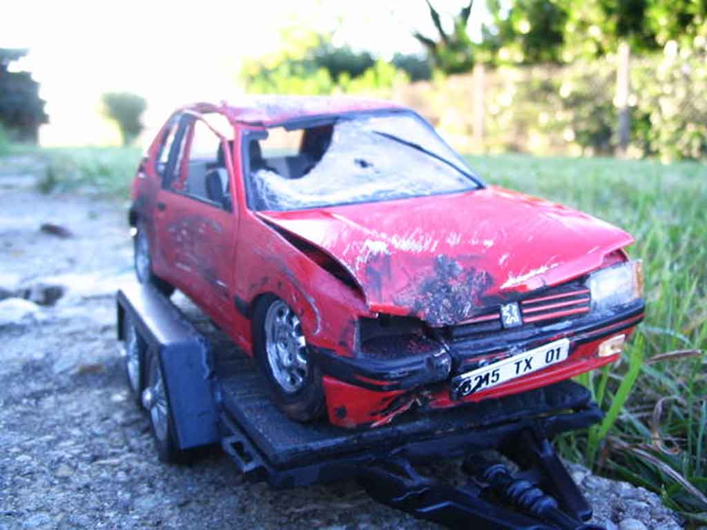 Peugeot 205 GTI 1.9 Rouge Vallelunga rood accidentee 1/18 Solido