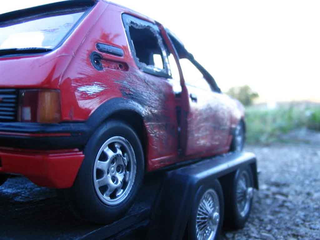 Peugeot 205 GTI 1.9 Rouge Vallelunga rood accidentee 1/18 Solido