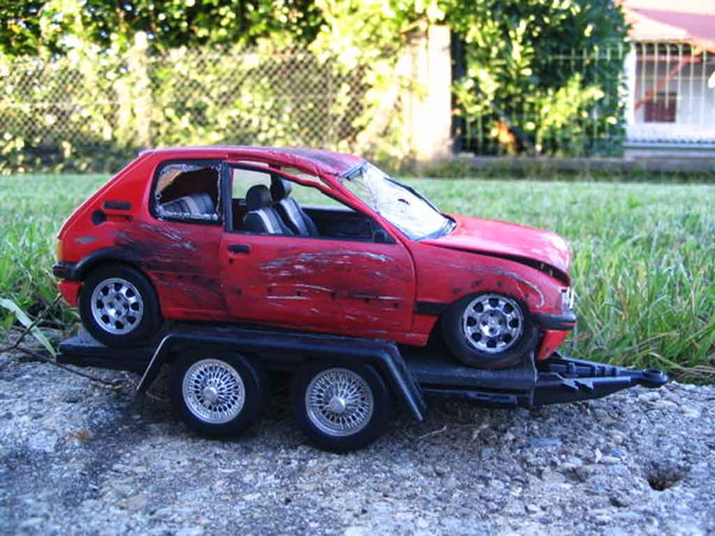 Peugeot 205 GTI 1/18 Solido 1.9 Rouge Vallelunga GTI rood accidentee modelauto