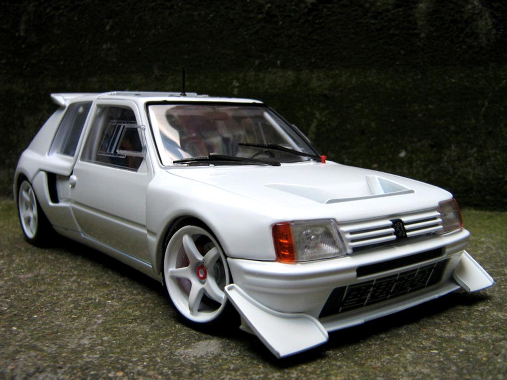 Peugeot 205 Turbo 16 1/18 Solido Turbo 16 preparee pour la course T16 modelauto