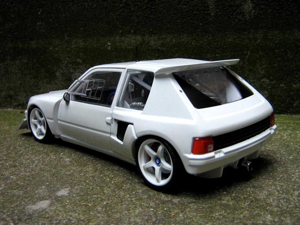 Peugeot 205 Turbo 16 preparee pour la course T16 1/18 Solido