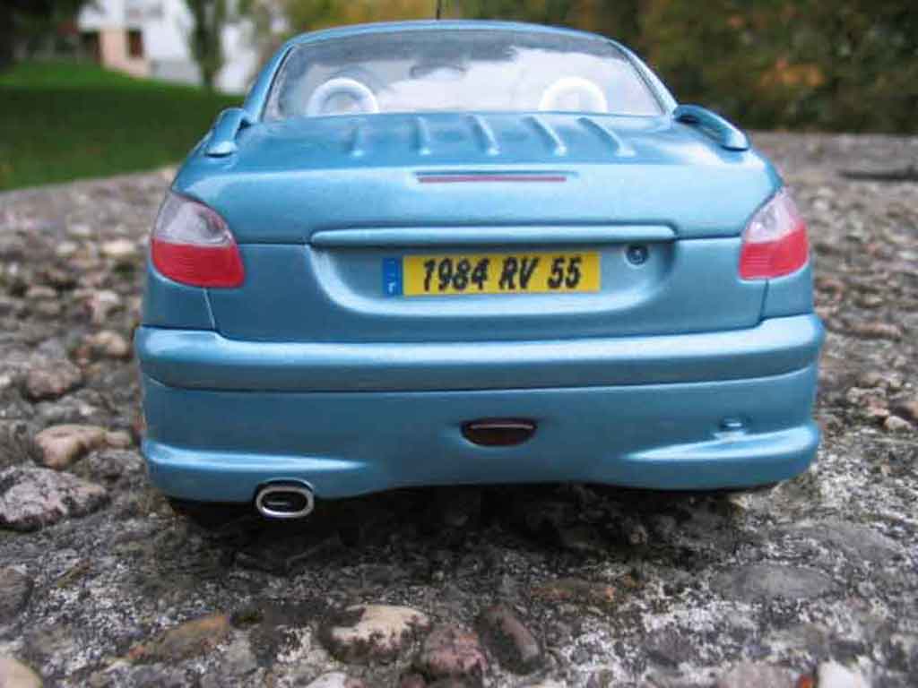 Peugeot 206 CC blauw jantes chromees 1/18 Solido