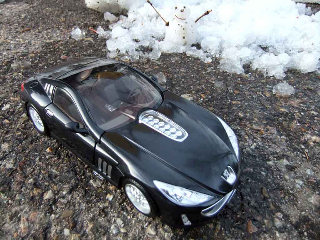 Peugeot 907 1/18 Burago concept car 2004 modelauto