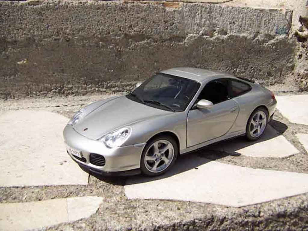 Porsche 911 4S Carrera grijs 1/18 Maisto