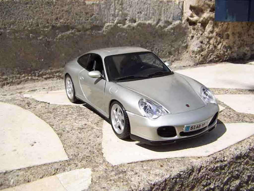 Porsche 911 4S Carrera grijs 1/18 Maisto