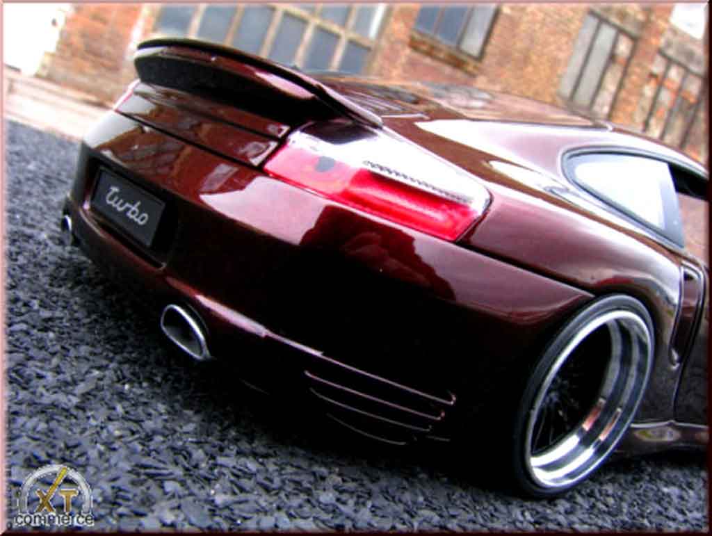 Porsche 996 Turbo 1/18 Autoart Turbo peinture cameleon et jantes 20 pouces modelauto