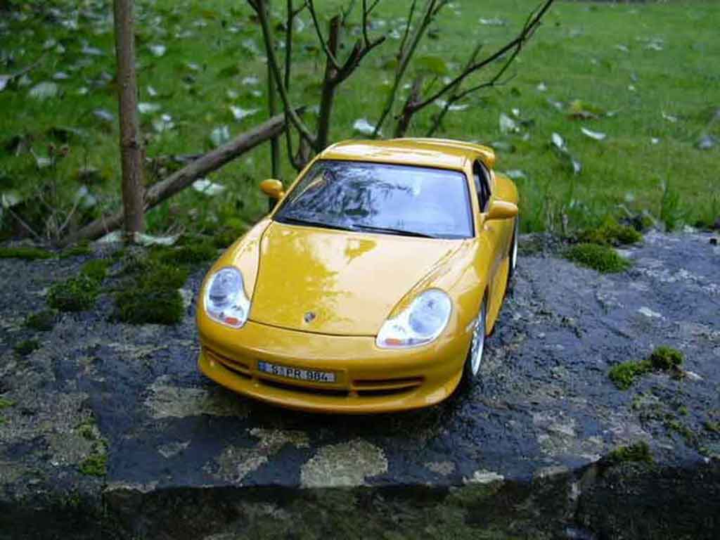 Porsche 911 GT3 99 geel 1/18 Burago