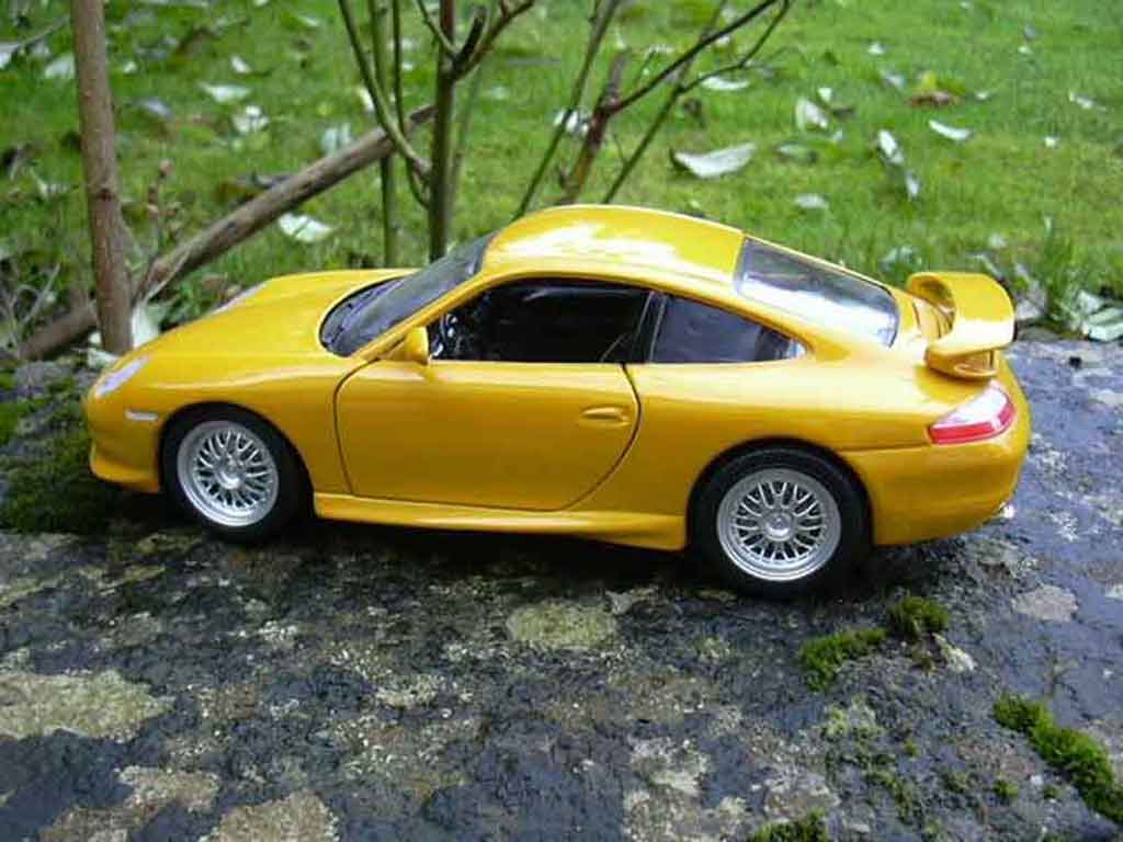 Porsche 911 GT3 99 geel 1/18 Burago
