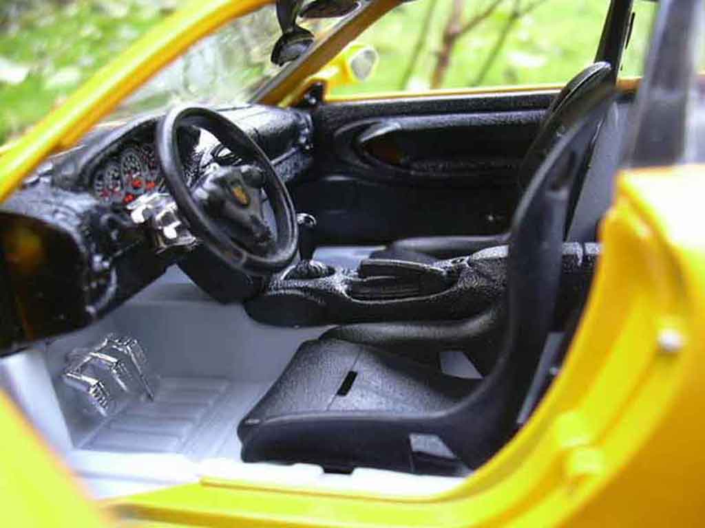 Porsche 911 GT3 99 geel 1/18 Burago