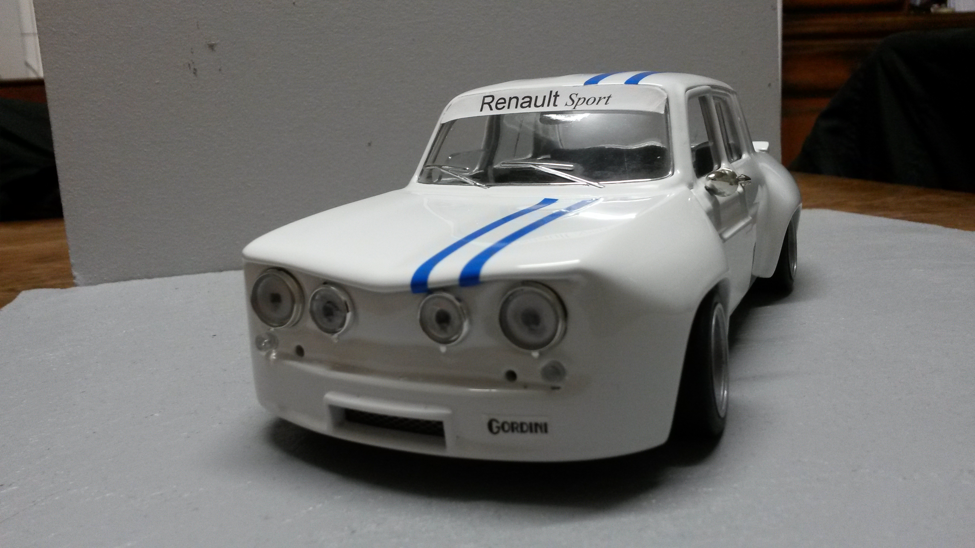 Renault 8 Gordini 1/18 Solido Gordini kit large groupe A wit bandes blauws modelauto