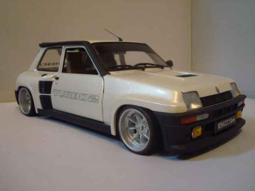 Renault 5 Turbo 1/18 Universal Hobbies Turbo 2 wit modelauto