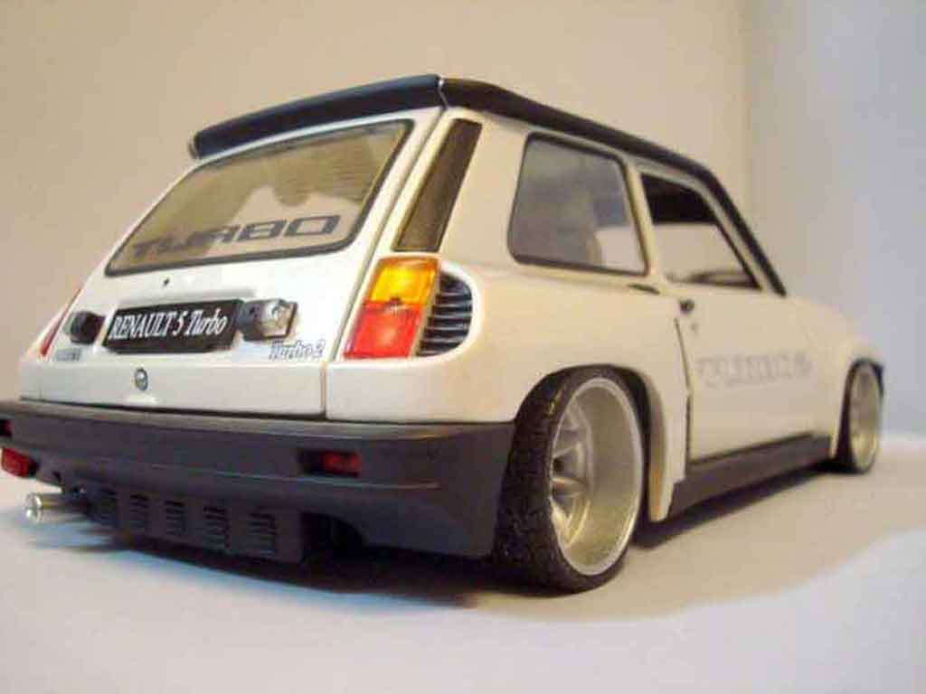 Renault 5 Turbo 2 wit 1/18 Universal Hobbies