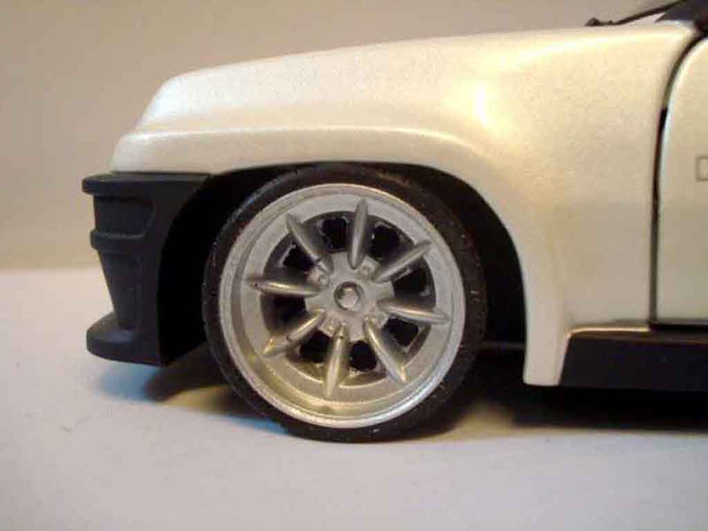 Renault 5 Turbo 2 wit 1/18 Universal Hobbies