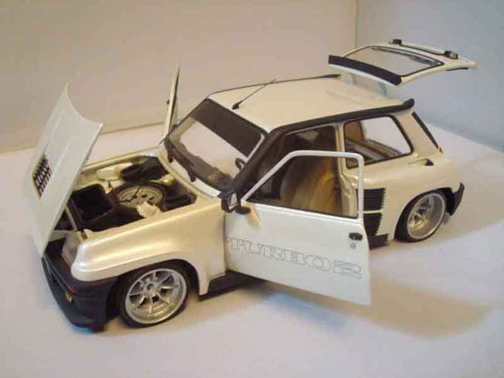 Renault 5 Turbo 2 wit 1/18 Universal Hobbies