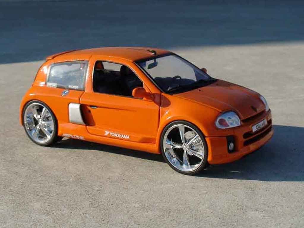 Renault Clio V6 1/18 Universal Hobbies V6 oranje modelauto