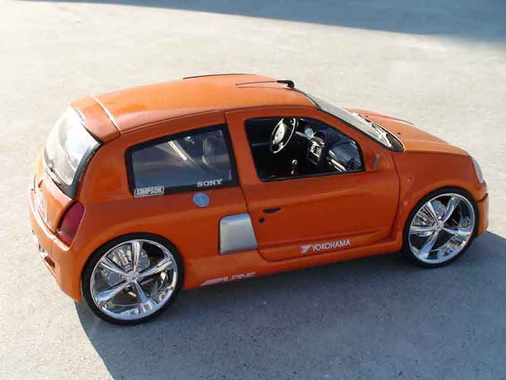 Renault Clio V6 oranje 1/18 Universal Hobbies