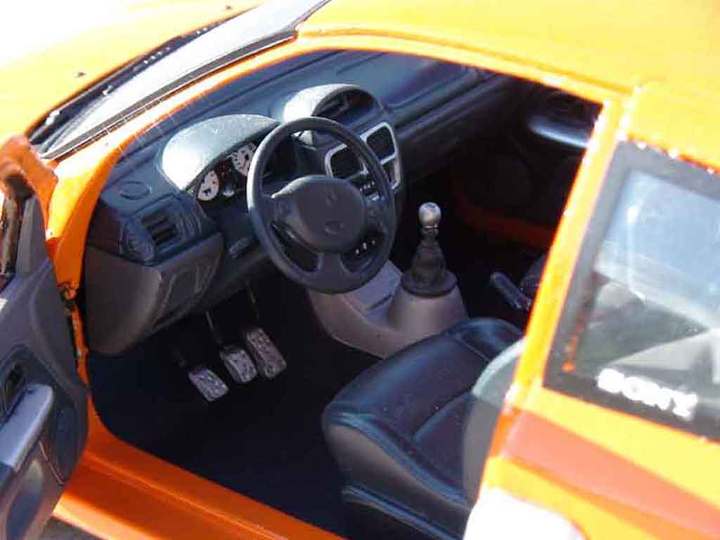 Renault Clio V6 oranje 1/18 Universal Hobbies