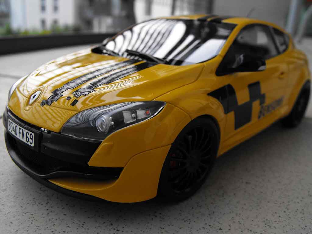 Renault Megane RS 250 1/18 Ottomobile RS 250 2.0 t geel deco renault sport modelauto