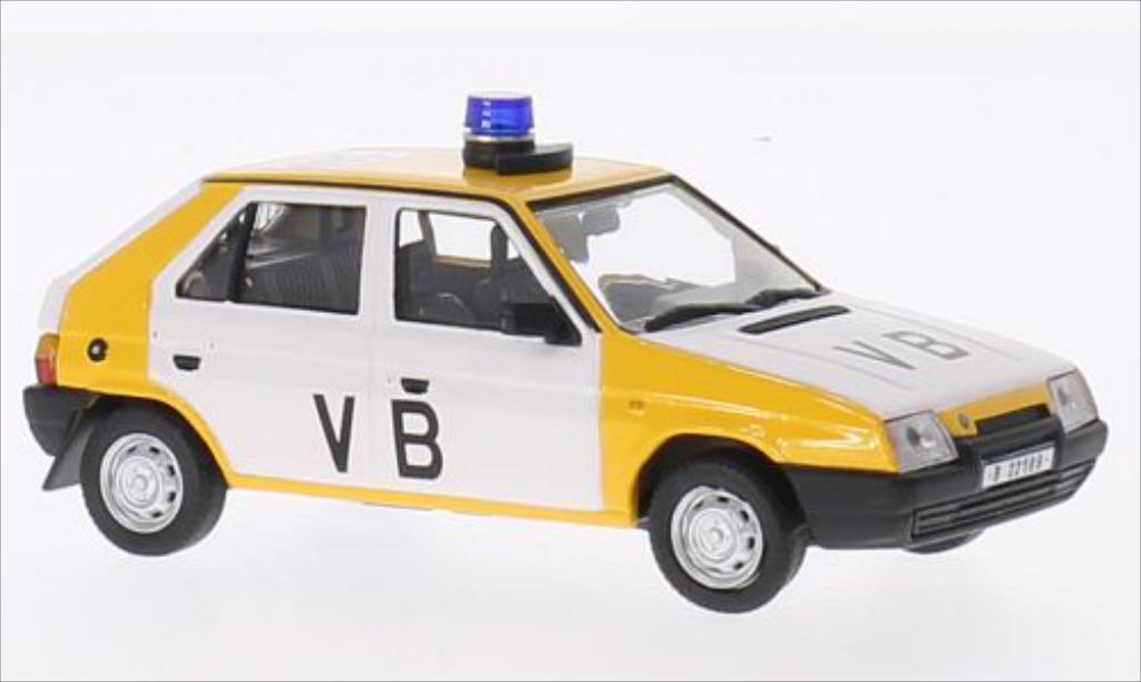 Skoda Favorit 1/43 Abrex 136L VB vyroci Sametove revoluce geel/wit modelauto