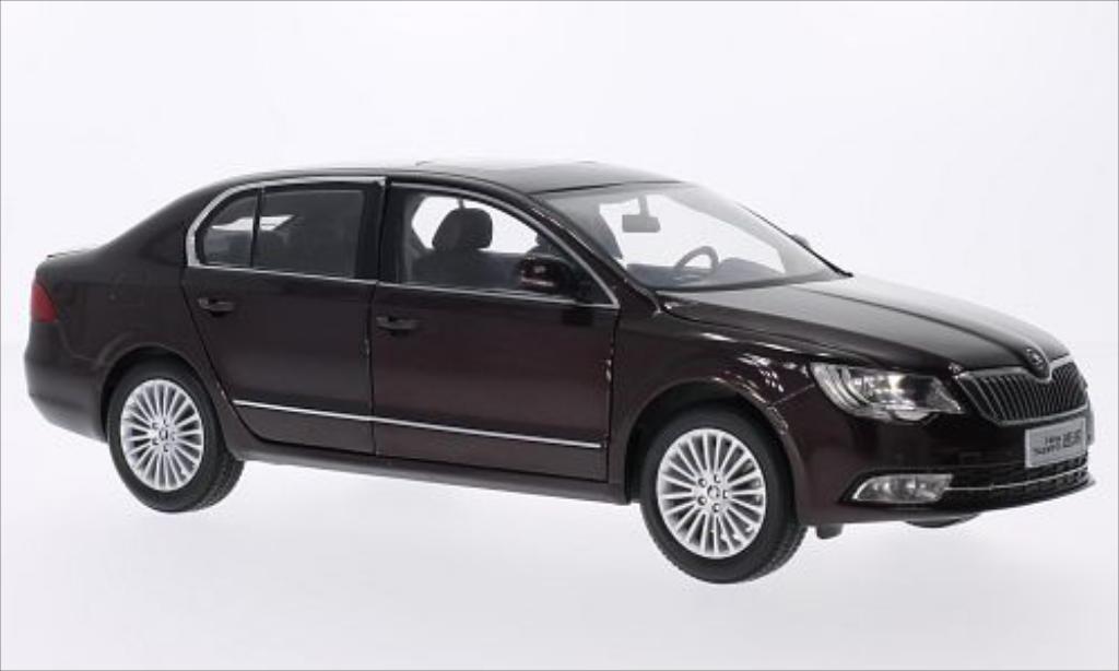 Skoda Superb 1/18 Paudi rood 2013 modelauto