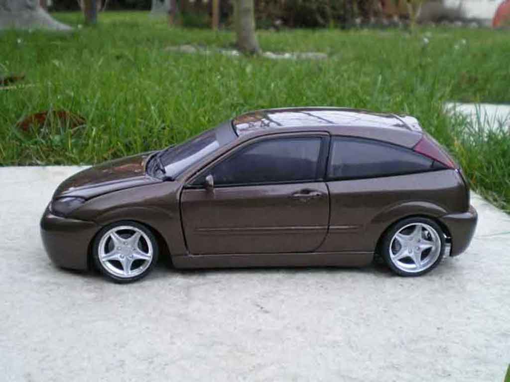 Ford Focus RS bruin jantes 18 pouces 1/18 Motormax