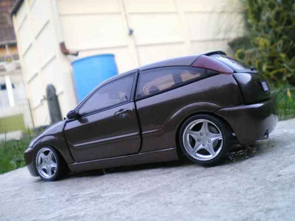Ford Focus RS bruin jantes 18 pouces 1/18 Motormax