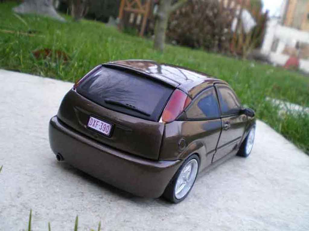 Ford Focus RS bruin jantes 18 pouces 1/18 Motormax