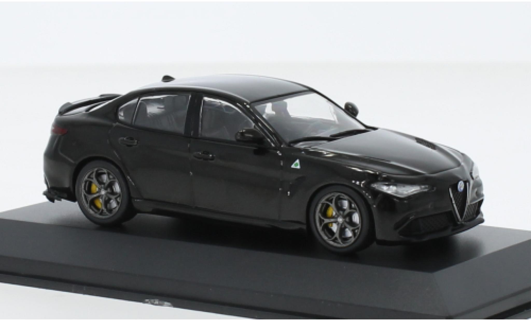 Alfa Romeo Giulia 1/43 Solido Quadrifoglio zwart modelauto