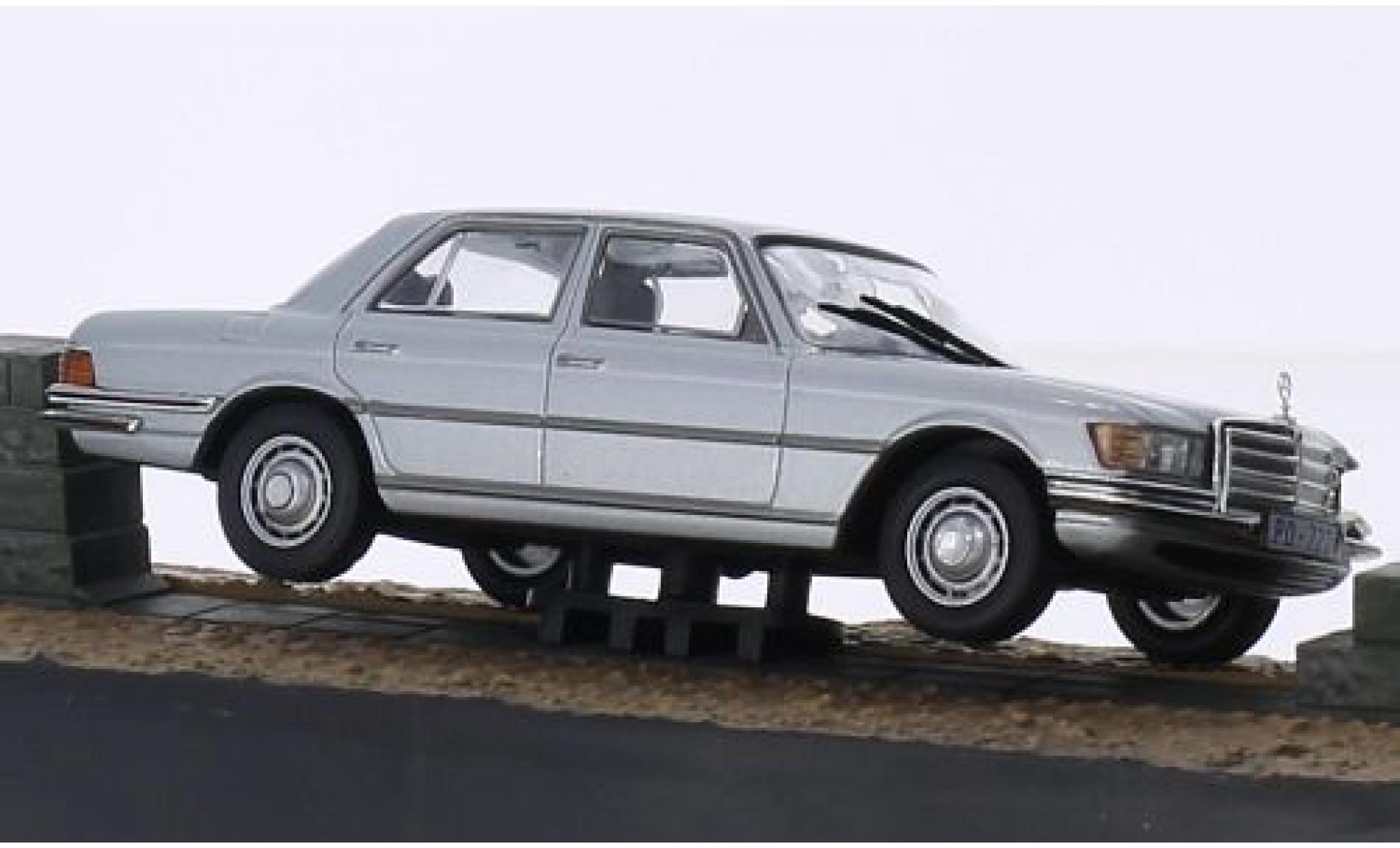 Mercedes 450 1/43 SpecialC SEL grijs James Bond 007 In t&ouml;dlicher Mission ohne Vitrine modelauto