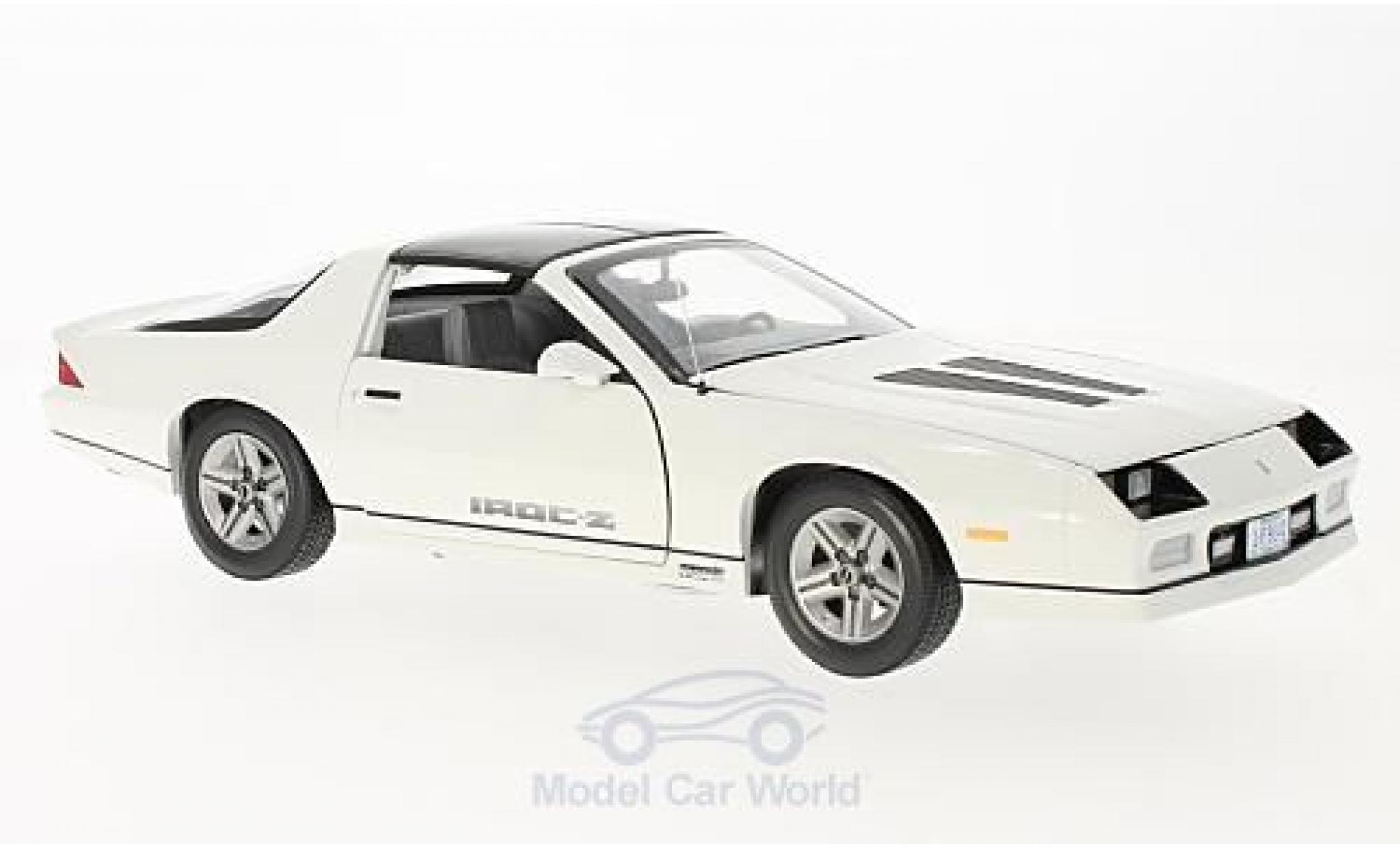 Chevrolet Camaro 1/18 Sun Star IROC-Z wit 1985 modelauto