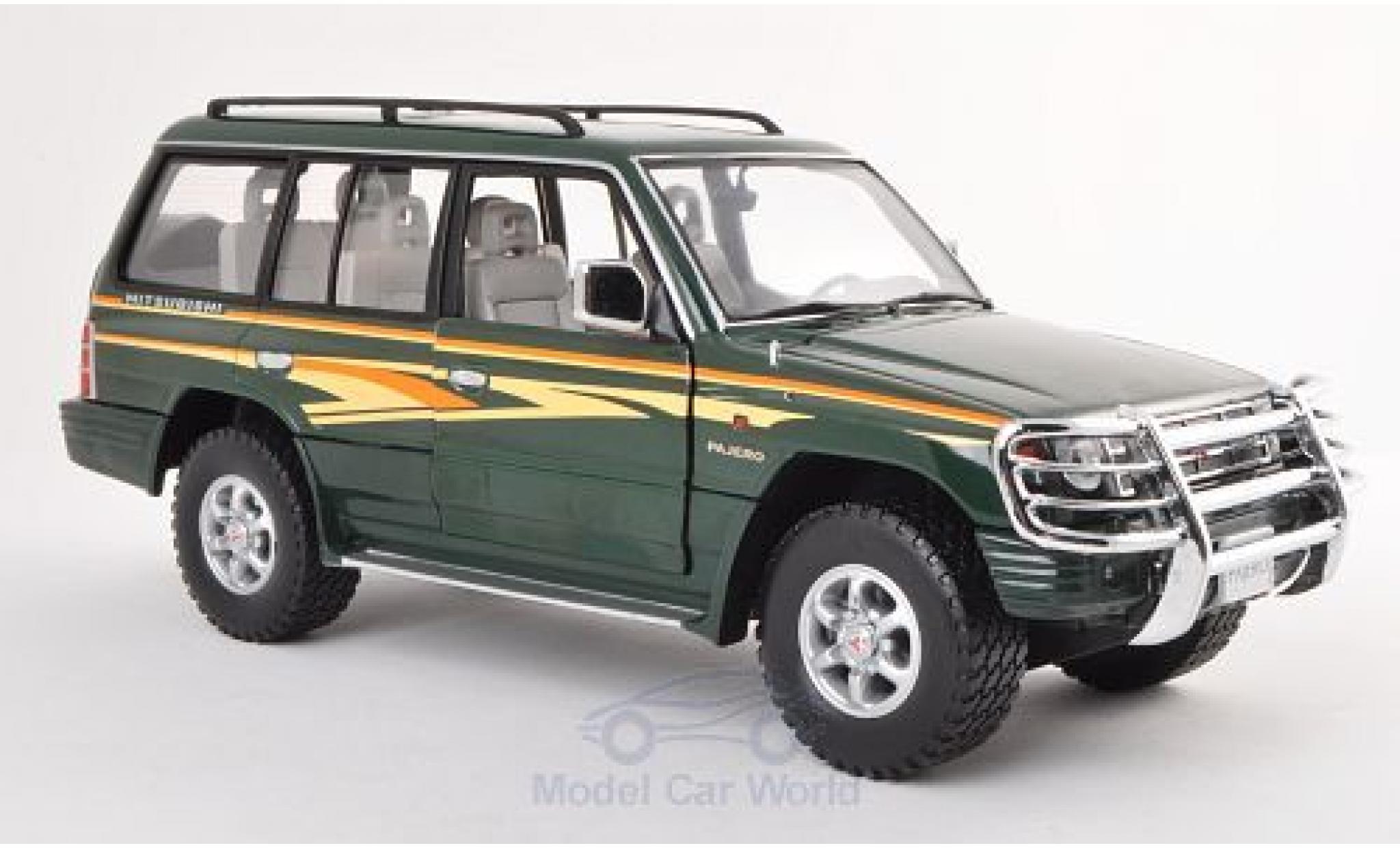 Mitsubishi Pajero 1/18 Sun Star groen/Dekor 1998 mit Rammschutz modelauto