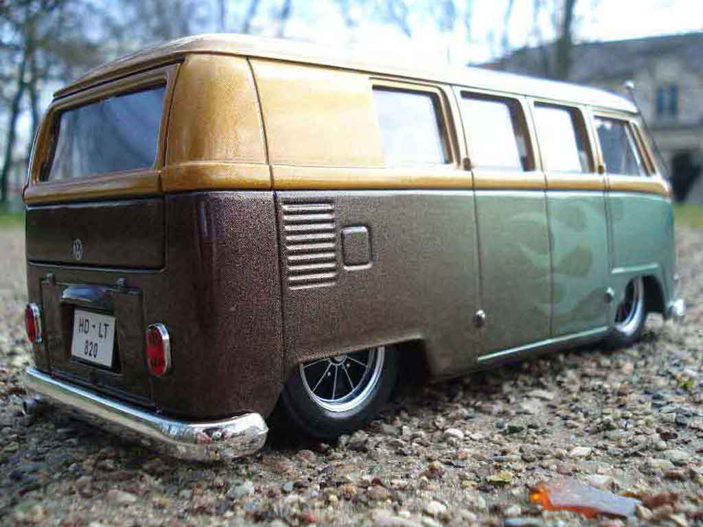 Volkswagen Combi Base the simple bus 1/18 Solido