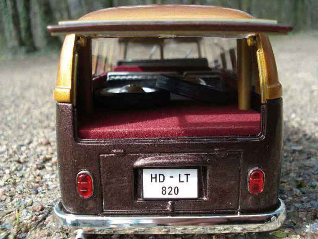 Volkswagen Combi Base the simple bus 1/18 Solido