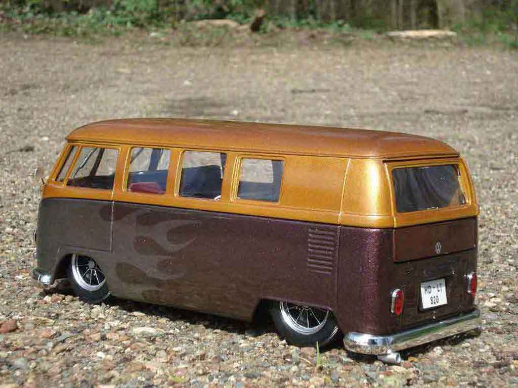 Volkswagen Combi Base the simple bus 1/18 Solido