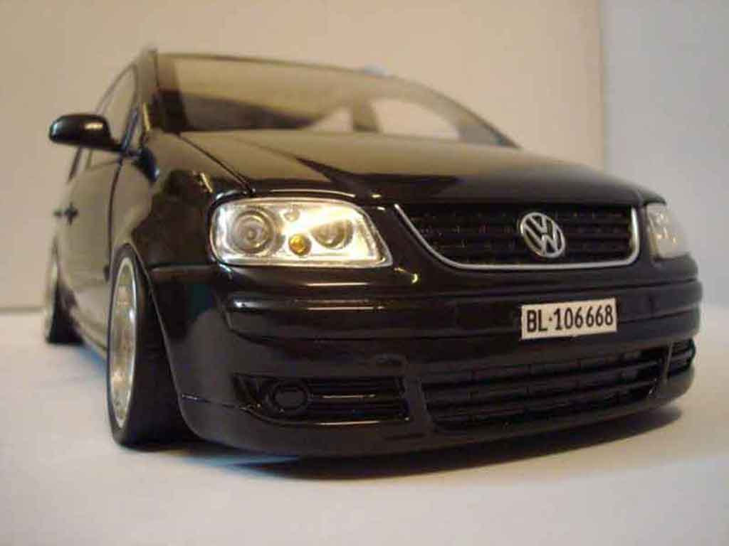 Volkswagen Touran Base zwart jantes porsche 1/18 Shanghai Volkswagen