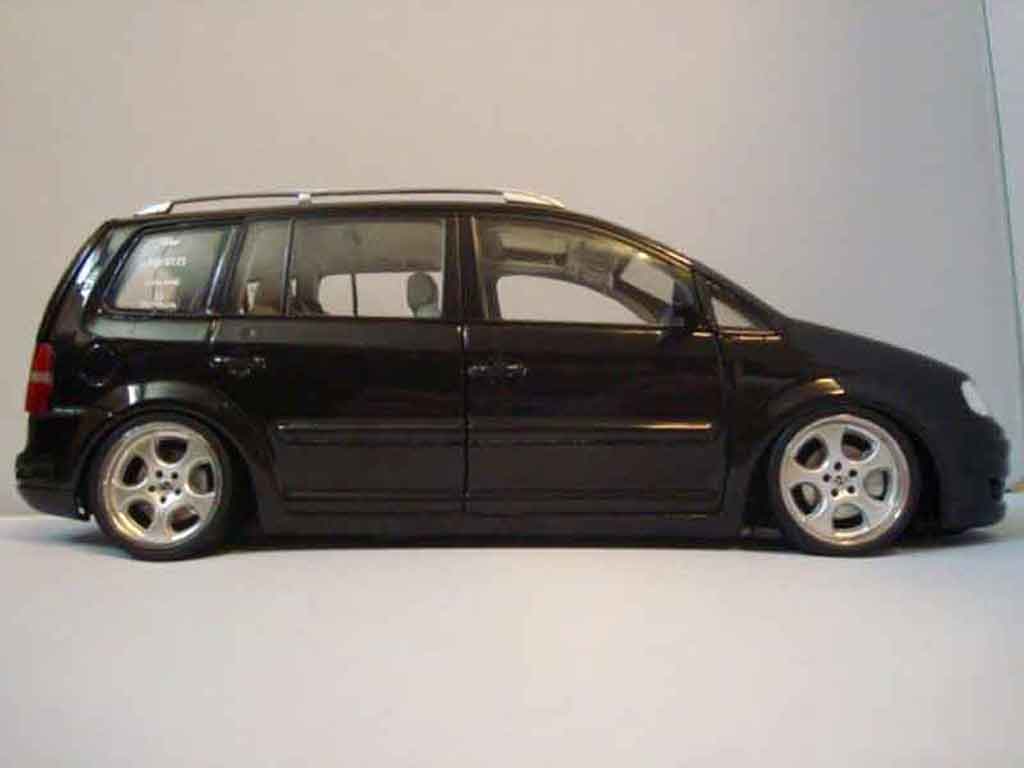 Volkswagen Touran Base zwart jantes porsche 1/18 Shanghai Volkswagen