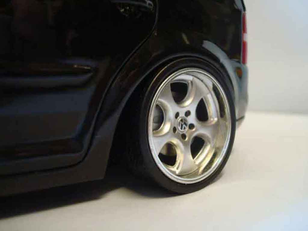 Volkswagen Touran Base zwart jantes porsche 1/18 Shanghai Volkswagen