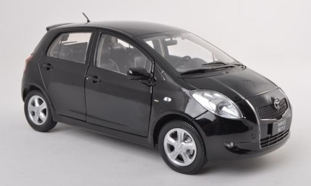 Toyota Yaris 1/18 Paudi zwart 2008 modelauto