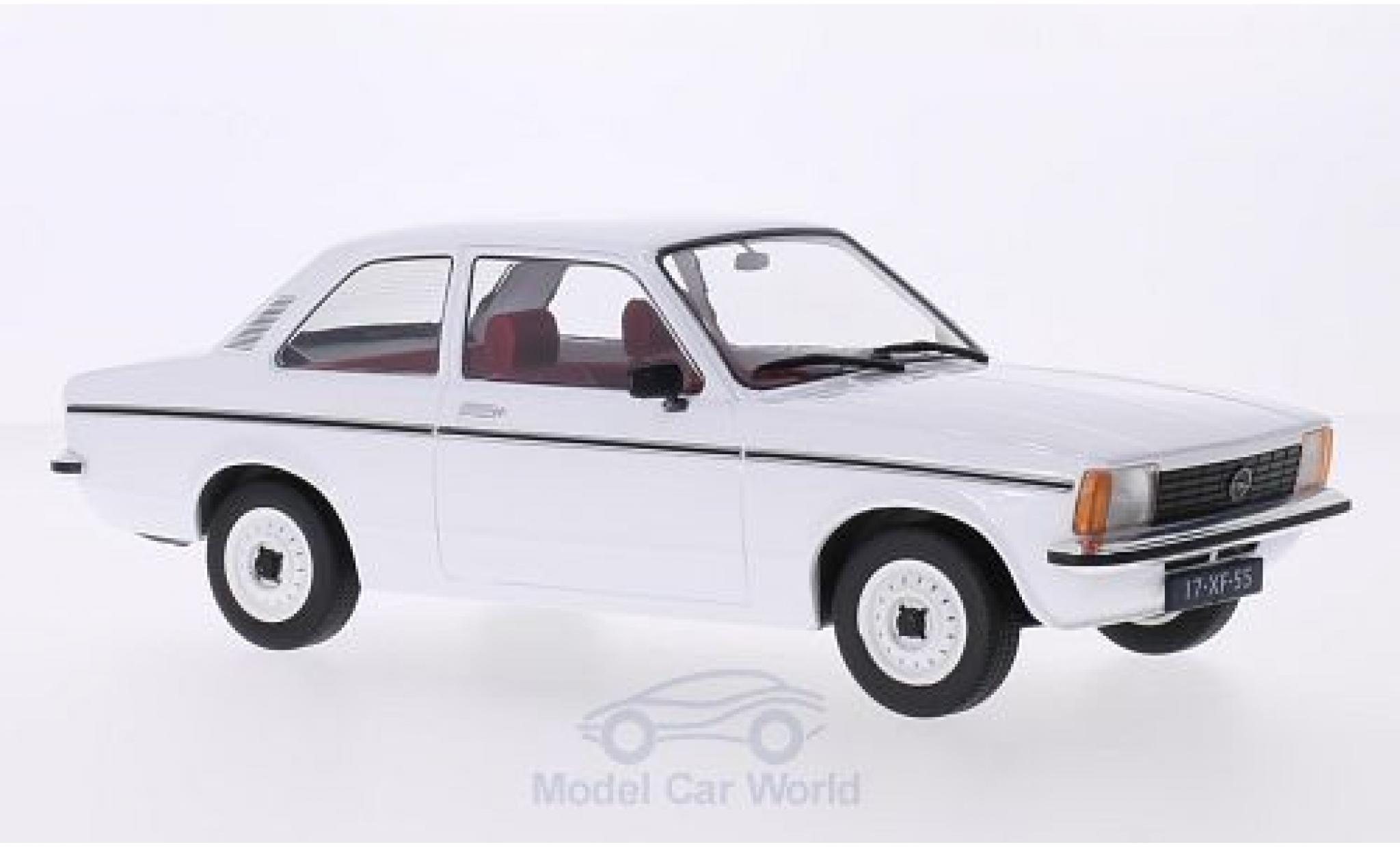 Opel Kadett E 1/18 Triple 9 Collection C Sedan wit 2-T&uuml;rer modelauto