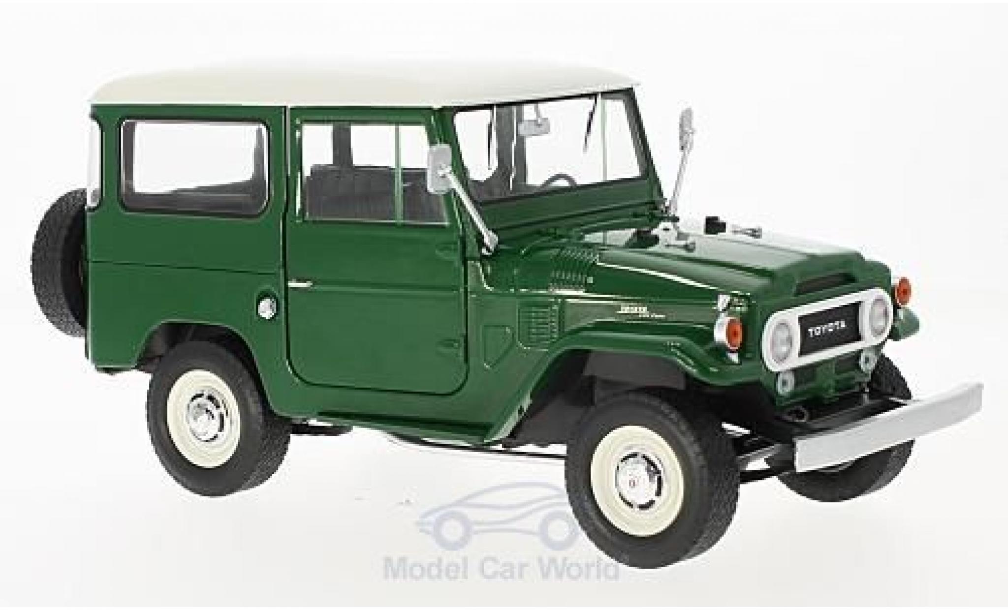 Toyota Land Cruiser 1/18 Triple 9 Collection FJ40 groen/wit 1967 modelauto