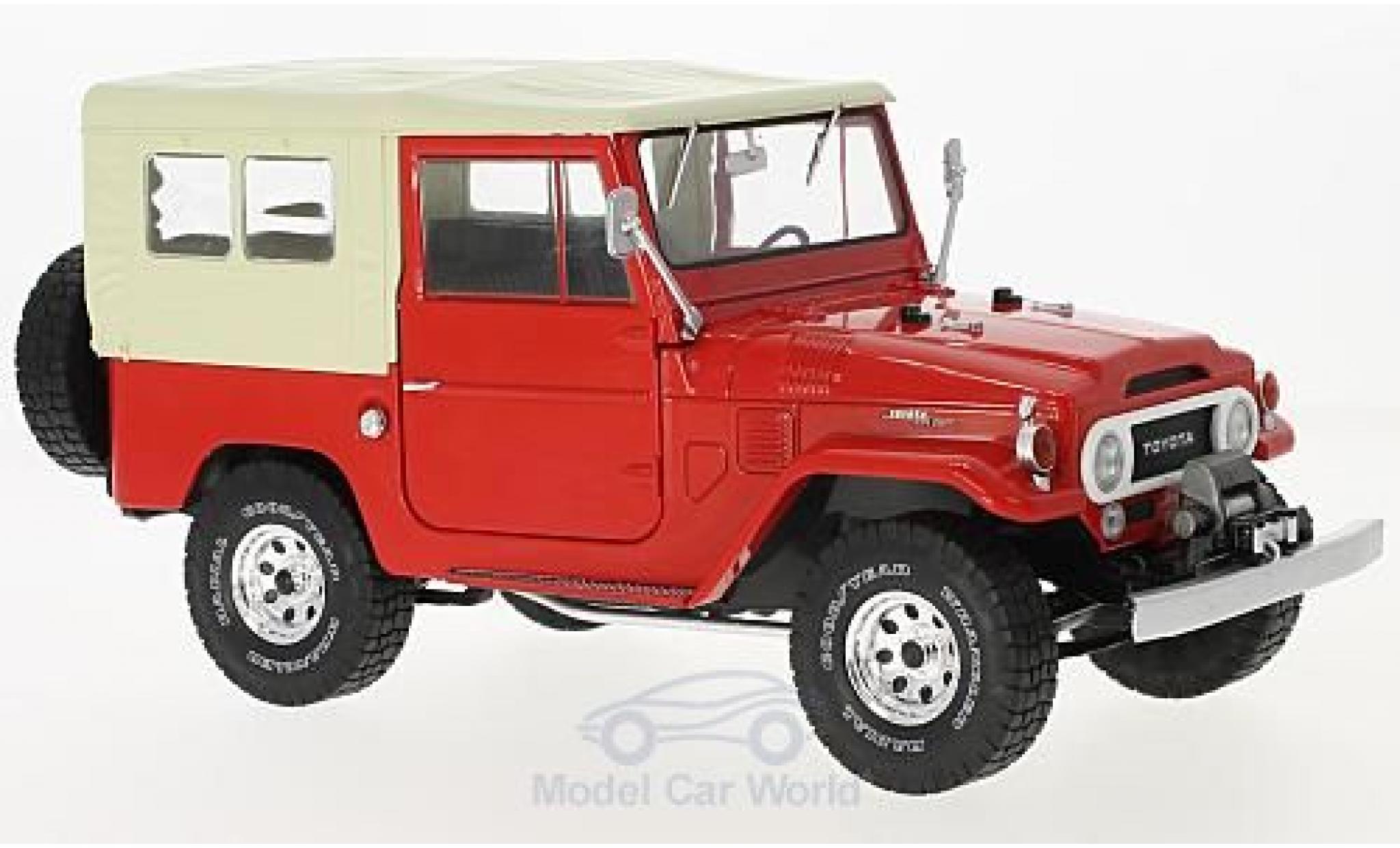 Toyota Land Cruiser 1/18 Triple 9 Collection FJ40 rood/beige 1967 modelauto