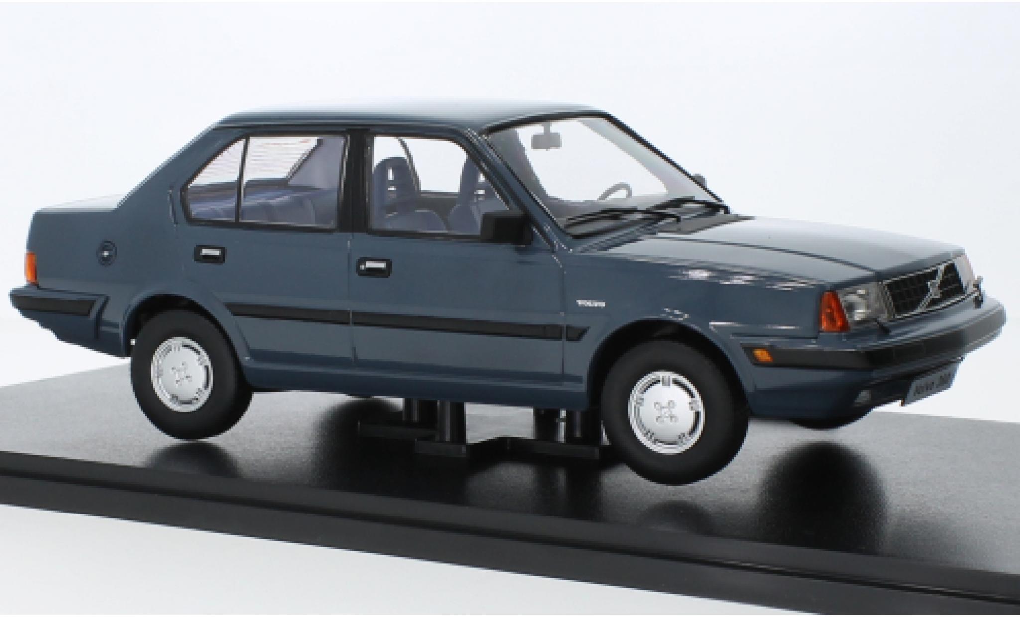 Volvo 360 1/18 Triple 9 Collection blauw 1987 modelauto